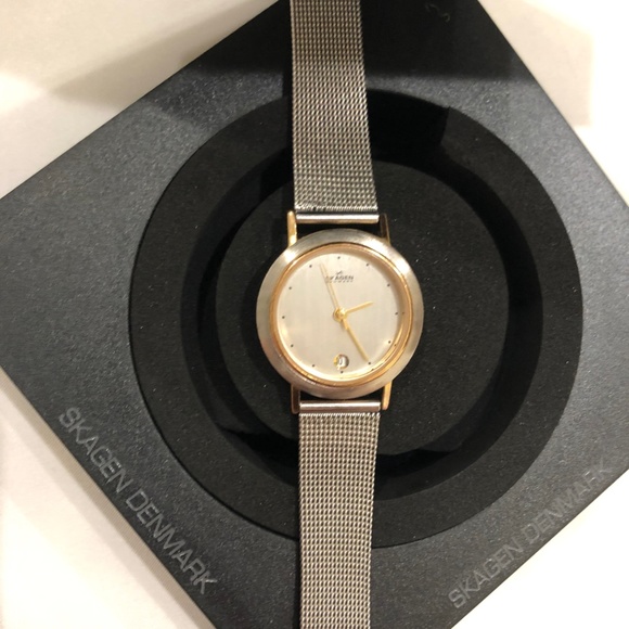 Skagen Signatur Two-Hand Silver-Tone Womens Stainless Steel Mesh Watch - Picture 6 of 9